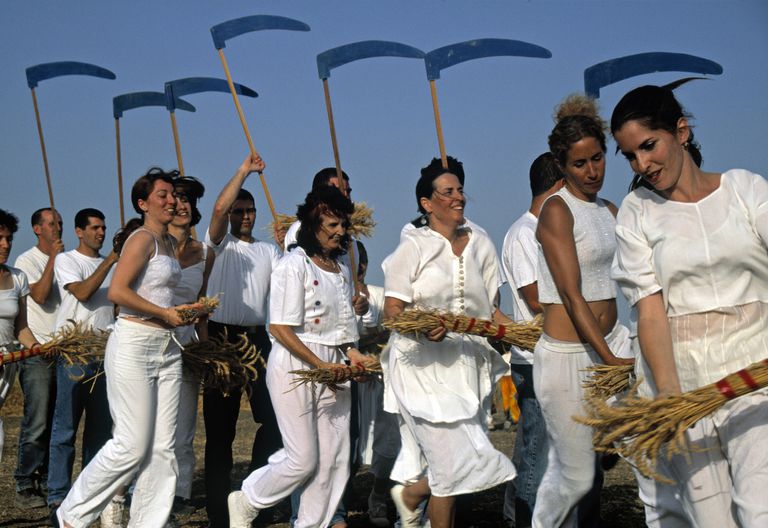 El Shavuot se celebra en Israel a través de muchas de las tradiciones rituales con música y danza, especialmente en comunidades agrícolas como los Kibutz · israeled.org