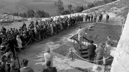 Alterman’s heavily attended funeral, 1970. Photo: National Library of Israel
