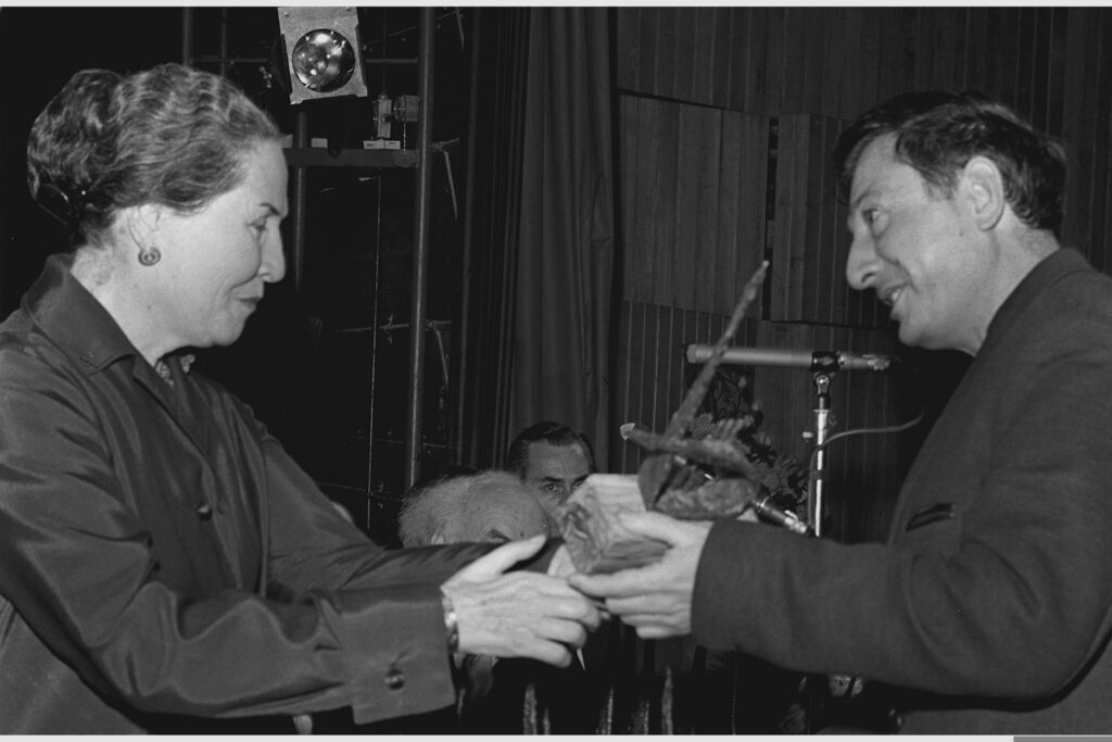 Actress Hana Rovina presenting Aloni with the best playwright prize at the 1964 “Kinor David Award” Ceremony. Photo: National Photo Collection of Israel
