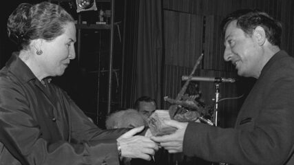 Actress Hana Rovina presenting Aloni with the best playwright prize at the 1964 “Kinor David Award” Ceremony. Photo: National Photo Collection of Israel